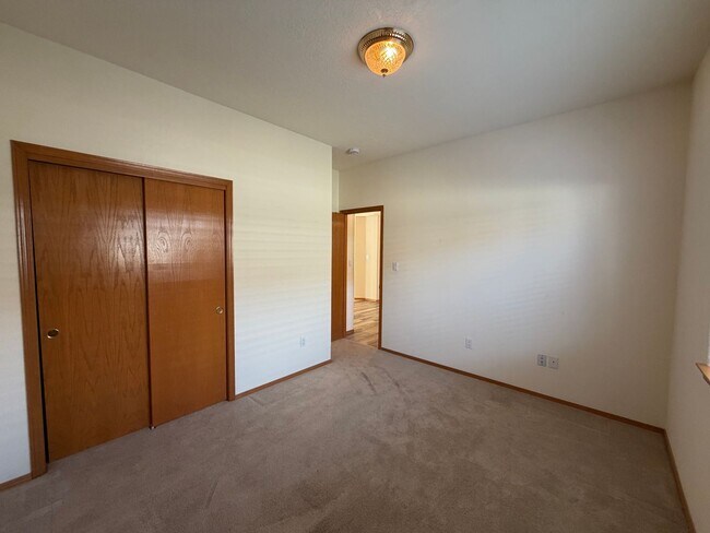 Building Photo - Roomy 3 Bedroom 2 Bathroom Home In Quintessence!