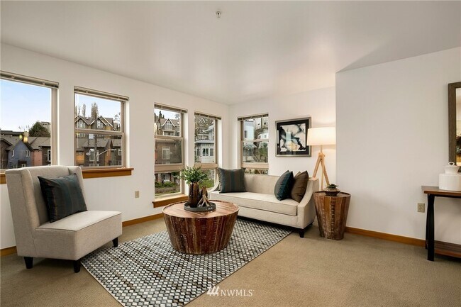 Building Photo - 827 Hiawatha Plz S