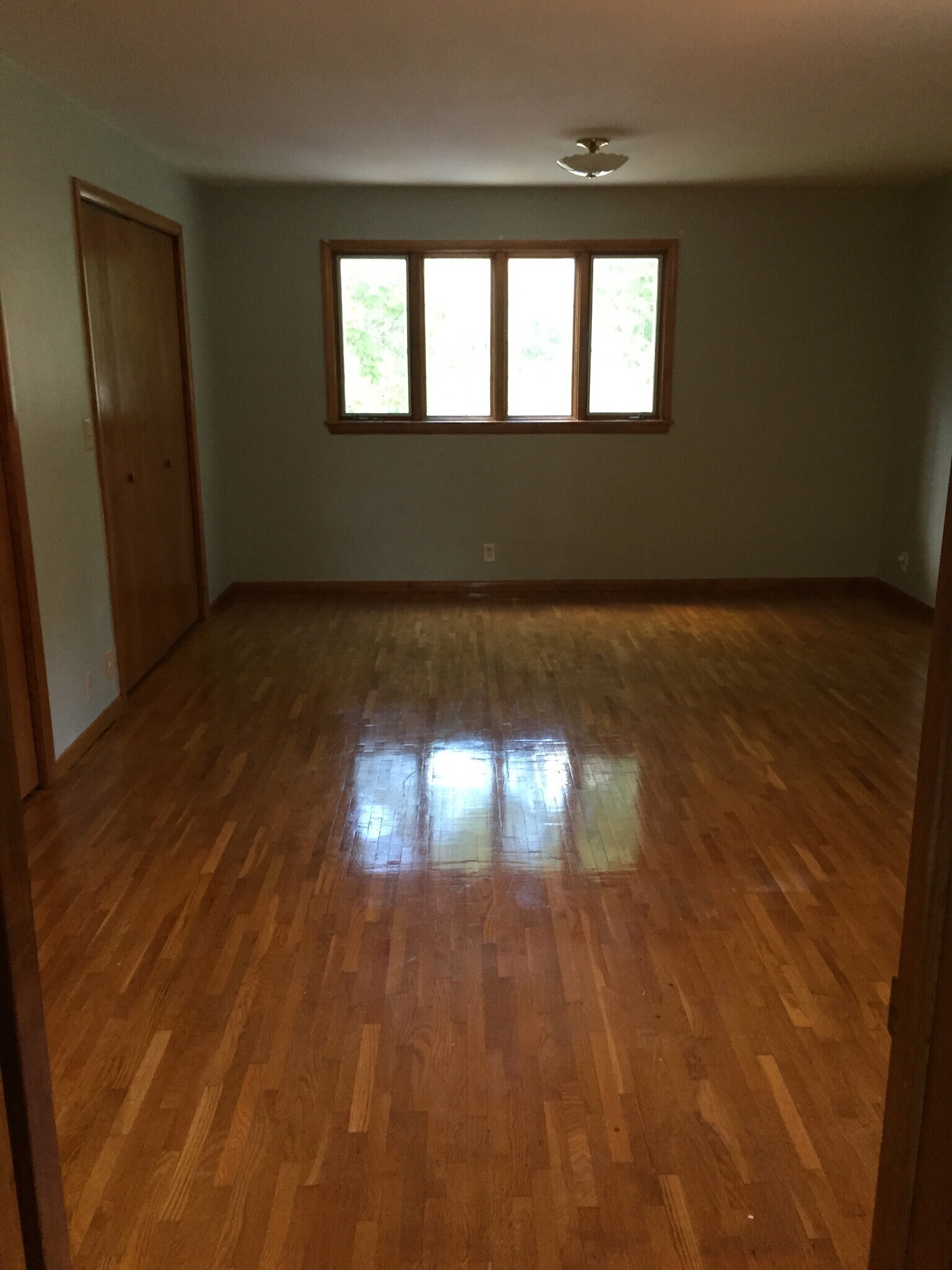 Large Master Bedroom - 628 Johanna Avenue Southeast