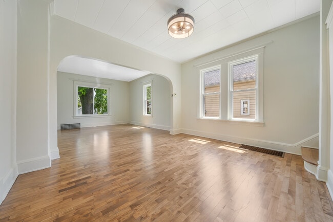 Living/Dining - 907 N Fair St