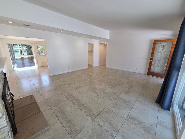 Building Photo - 4+2 Single Family home on desirable Ventura street Near Hospital