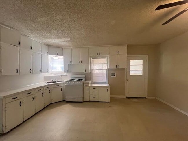 Building Photo - 305 E Stegall Dr