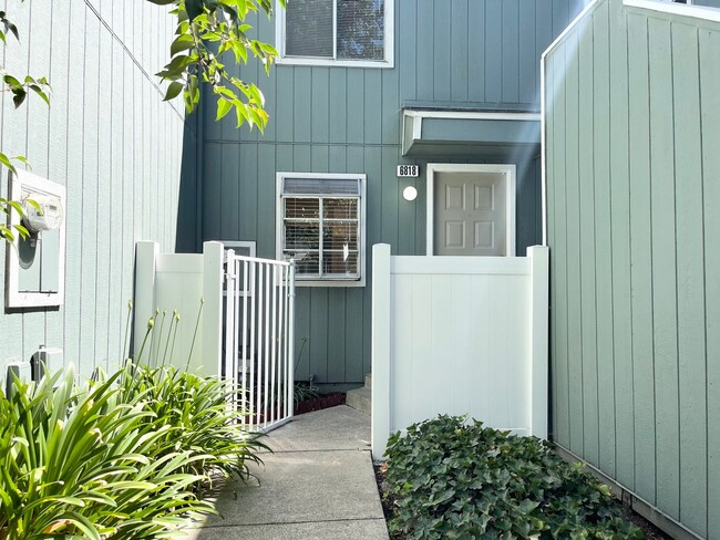 Primary Photo - Updated 2 Bedroom Condo in Rohnert Park w/...