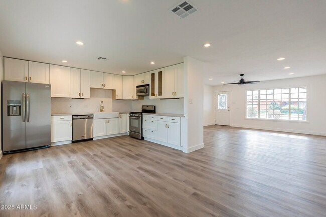 Building Photo - 8124 E Whitton Ave