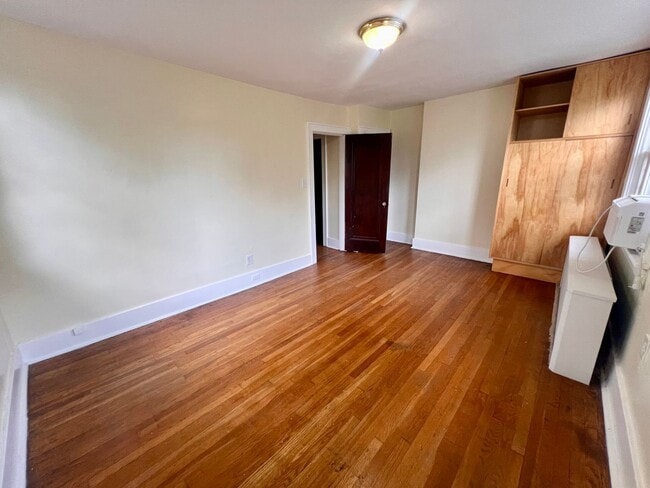 Building Photo - Spacious Home - 3 bedroom 1 bath - Squirre...