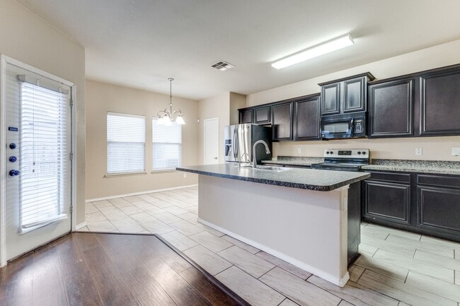 Building Photo - Three Bed, Two Bath Half Duplex near Mesquite Airport, Available Feb 10th.