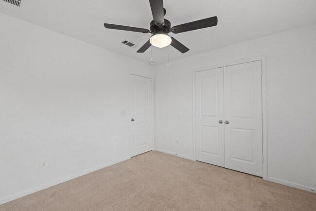 Building Photo - Spacious & Like-New 4-Bedroom Home with Mo...