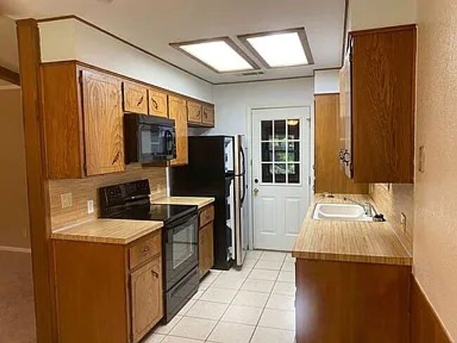 Building Photo - 3 bedroom 2 bath home with fireplace