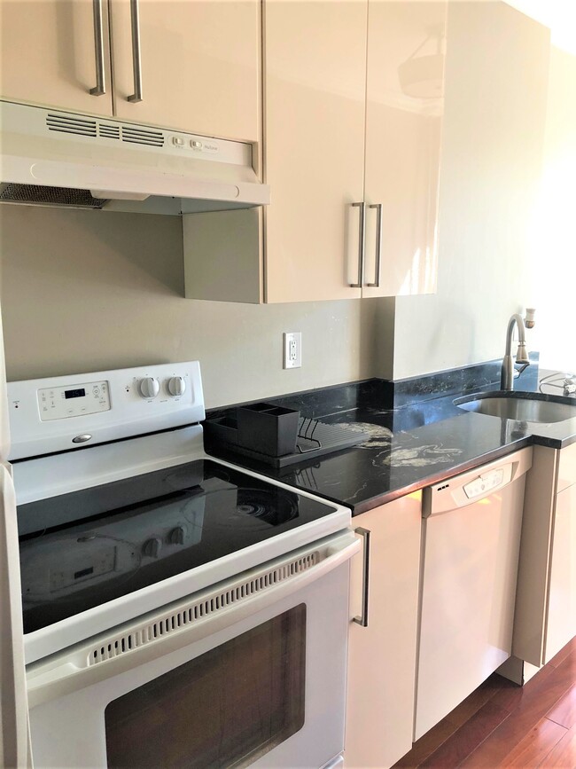 Building Photo - 145 Englewood Ave