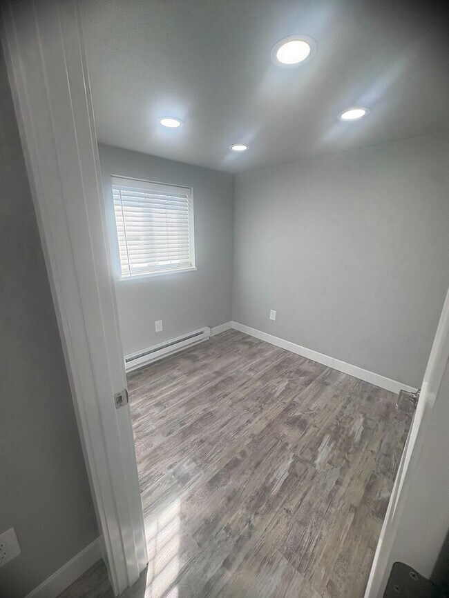 Building Photo - 1607 E 13th St