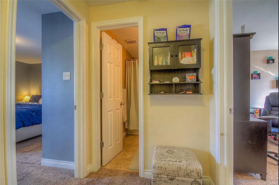 upstaris landing - 13963 E Jewell Ave