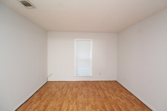 Building Photo - Move-In Ready! Updated 2BR/2BA in NE Pensa...