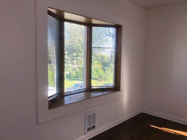 Building Photo - FAIRYTALE OF 1819 LLC QUEEN ANNE