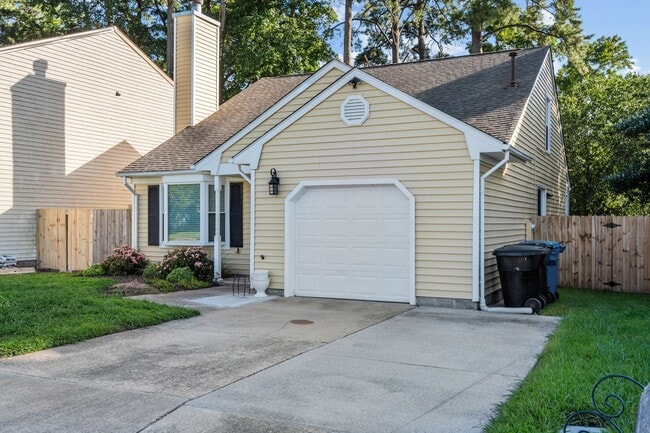 Building Photo - 4 Bedroom Home in Virginia Beach