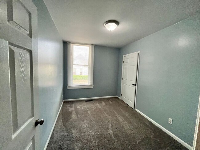 Building Photo - 1600 E 12th St