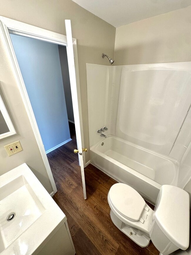 Building Photo - THREE BEDROOM TOWNHOME-PARKLAND SCHOOLS!