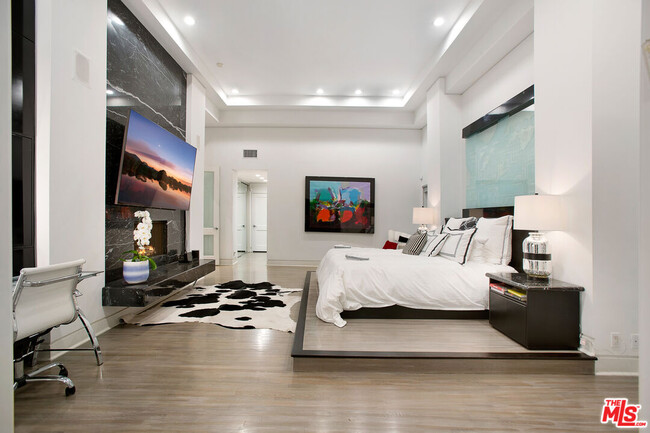 Building Photo - 1166 San Ysidro Dr
