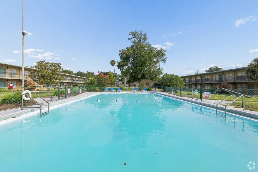 Pool - Park Apartments