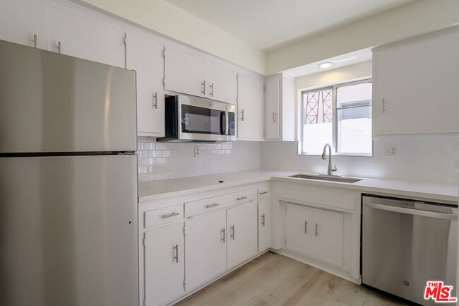 Building Photo - 825 S Detroit St