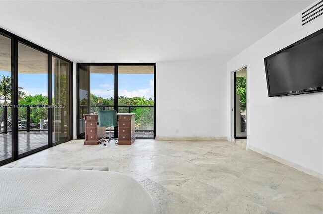 Building Photo - 2575 S Bayshore Dr