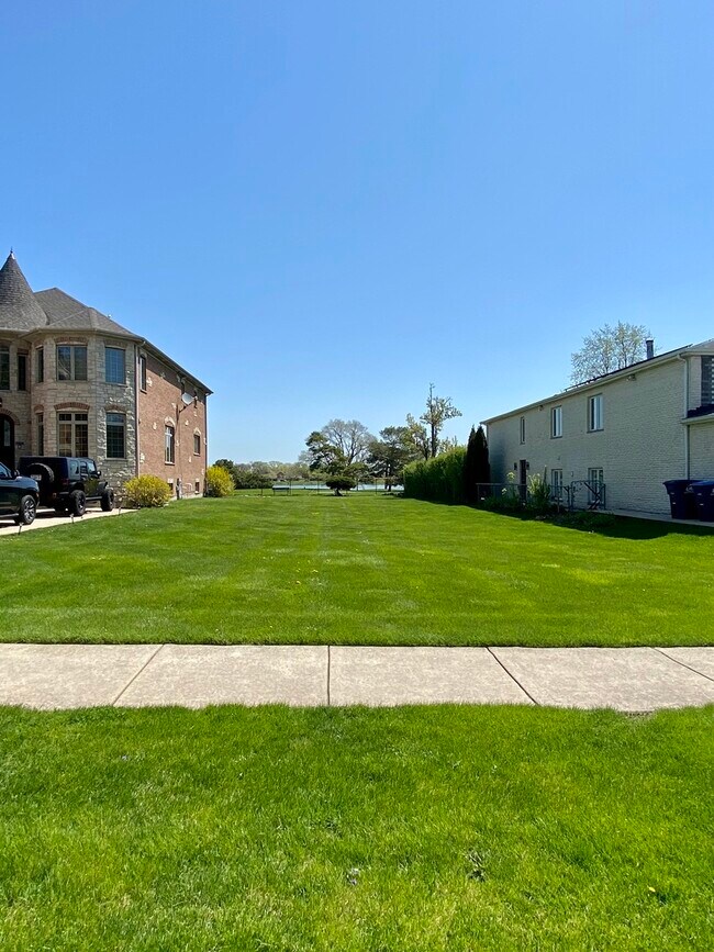 Building Photo - 2242 Eastview Dr