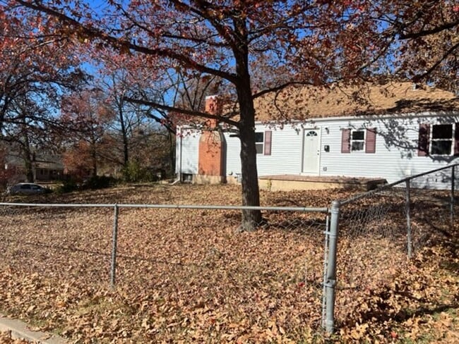 Building Photo - Spacious 3 bedroom 2 bath home with fenced...