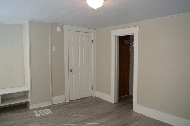 Building Photo - Conveniently Located 3 Bed 2 Bath House