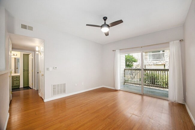 Building Photo - Light and Bright Condo in East Denver