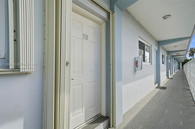 Building Photo - 1185 Marseille Dr