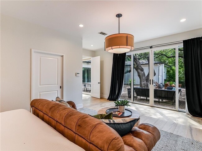 Building Photo - 3002 Hillview Rd