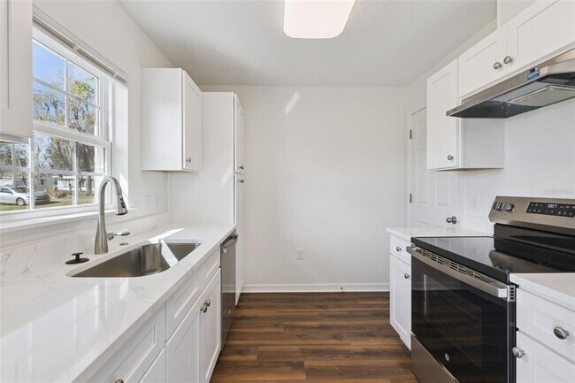 Building Photo - 1073 N Rockingham Ave