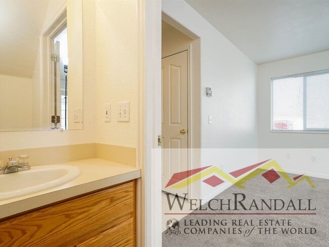 Building Photo - Beautiful 3 Bed 1.5 Bath Townhome in Ogden