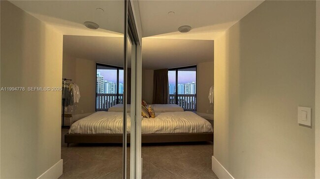 Building Photo - 2000 Island Blvd