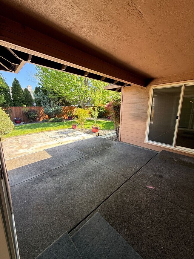 Building Photo - Immaculate 3 bedroom, 2 bath home in desirable Medford Neighborhood!