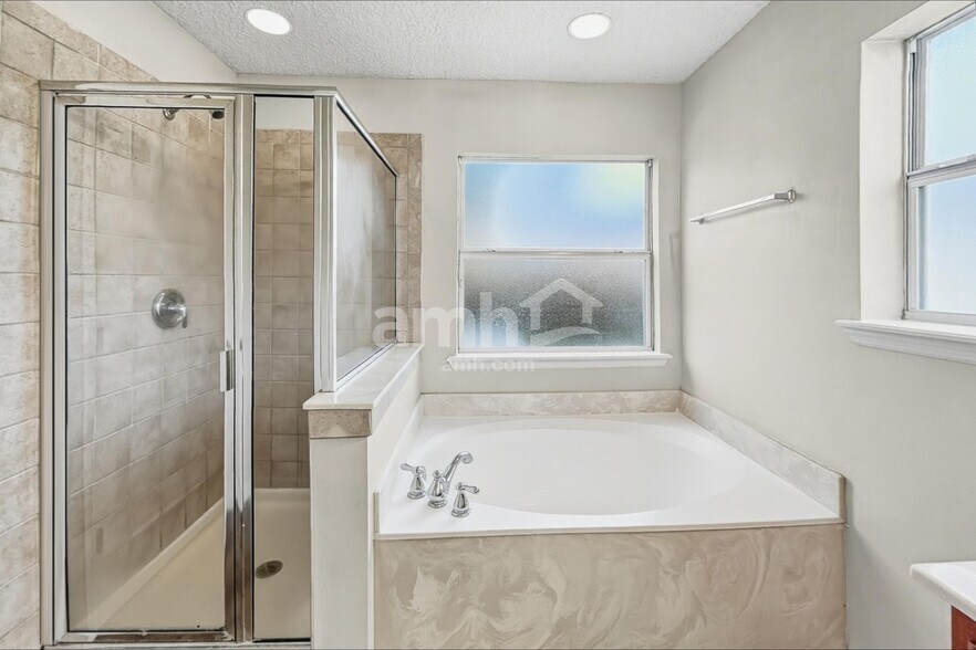 Building Photo - 12336 Deersong Dr N