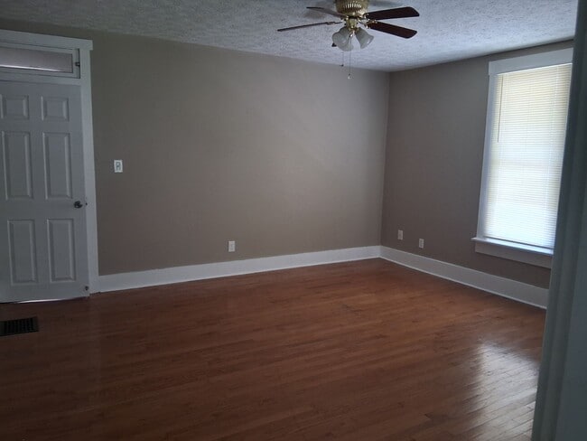 Building Photo - Charming Newly Renovated Spacious Double