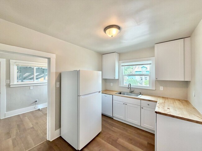 Building Photo - Updated 4BR with Fireplace, Deck & Private Backyard