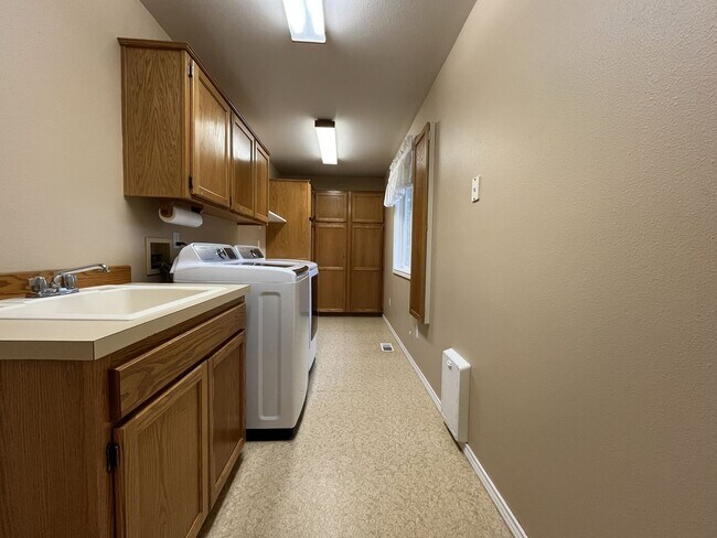 Building Photo - Elegant Home Offering Open Living Spaces, Spacious Primary Suite, and Nature-Inspired Yard