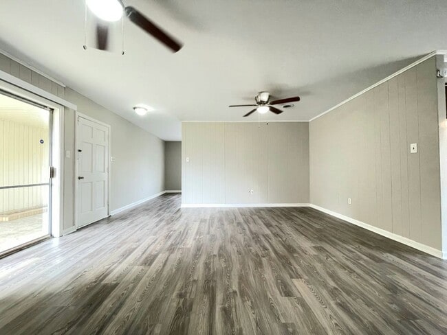 Building Photo - CARRIAGE HILLS SUBDIVISION, GREAT LOCATION!