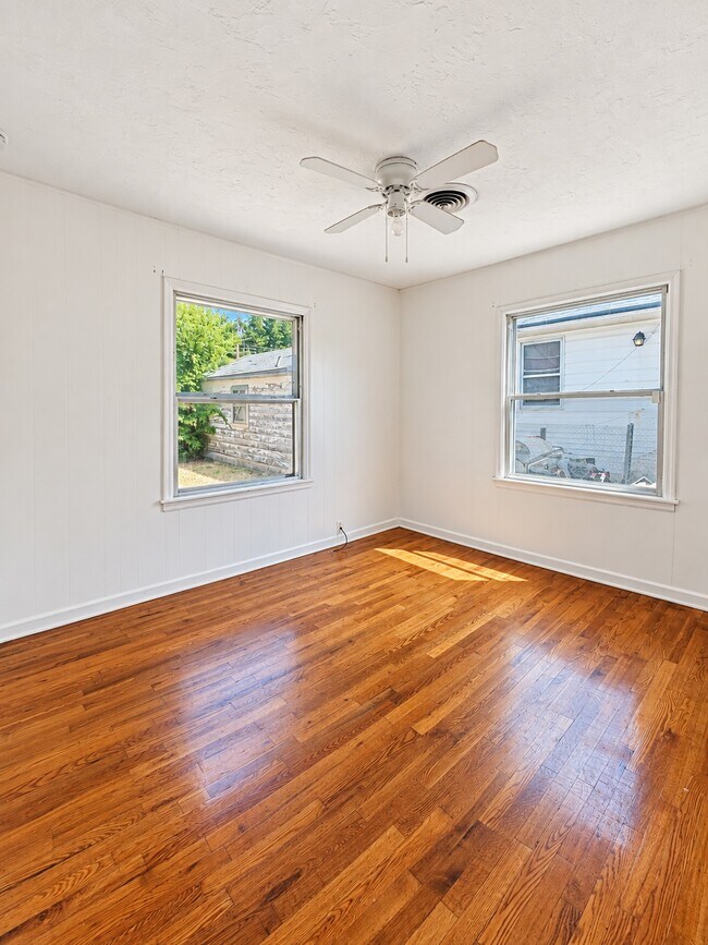 Building Photo - 1114 E Corona St