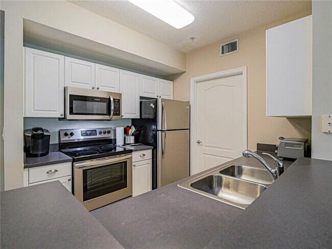 Building Photo - 5095 Fairways Cir