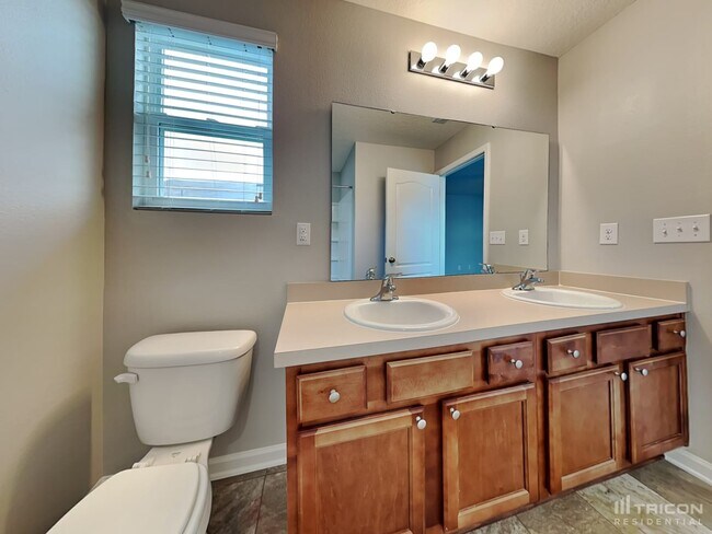 Building Photo - 2110 Pebble Point Dr