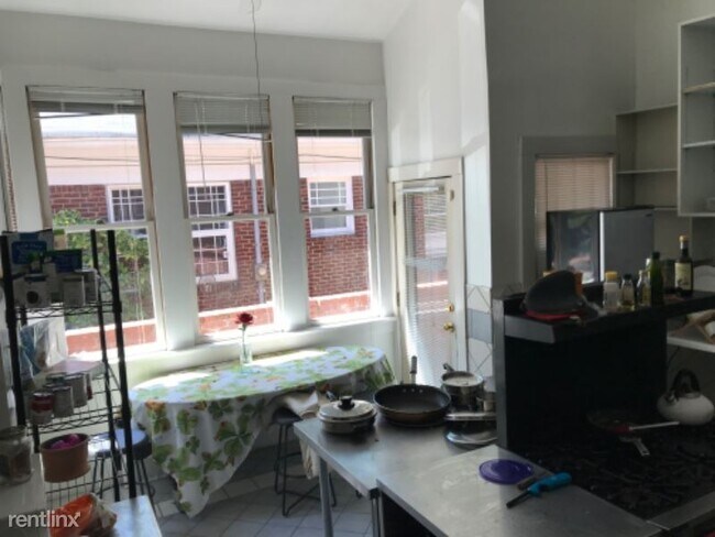 Building Photo - 1 br, 1 bath Apartment - 870 Greenwood Ave NE