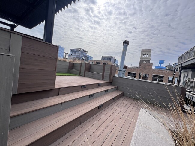 Building Photo - 1000 W Washington Blvd