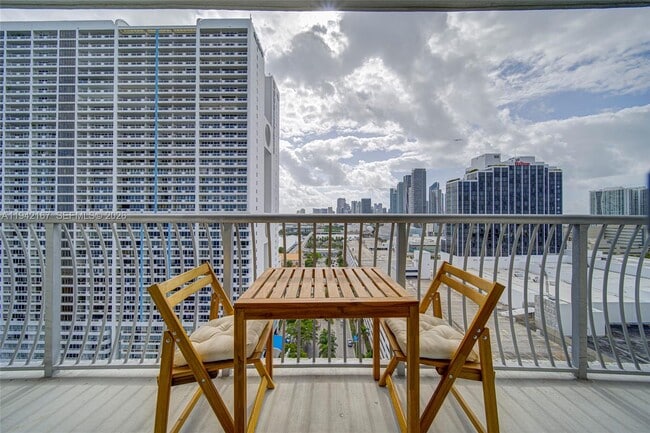 Building Photo - 1750 N Bayshore Dr