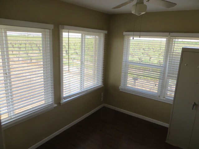 Building Photo - Country Home, 4BR+ Den/2BA, Blt 1960’s - L...