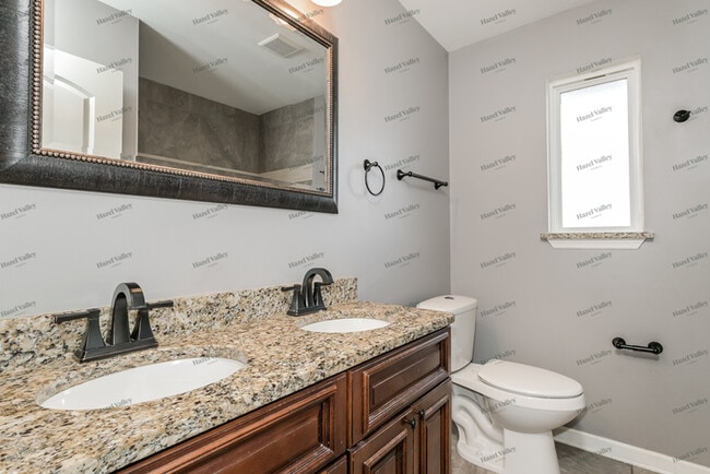 Building Photo - 1006 Forest Ave