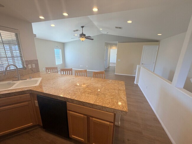 Building Photo - 2 bed / 2 bath Condo in Painted Desert Guard Gated Community