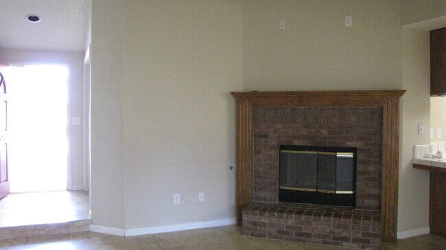 Building Photo - Home for Rent with Solar North Bakersfield