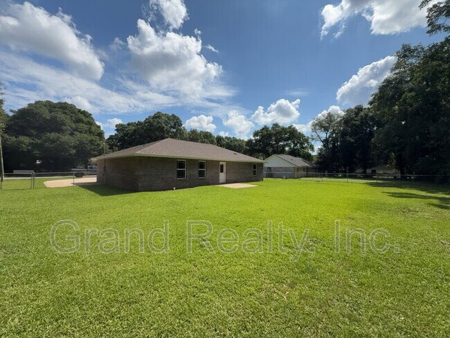 Building Photo - 6217 Fox Run St